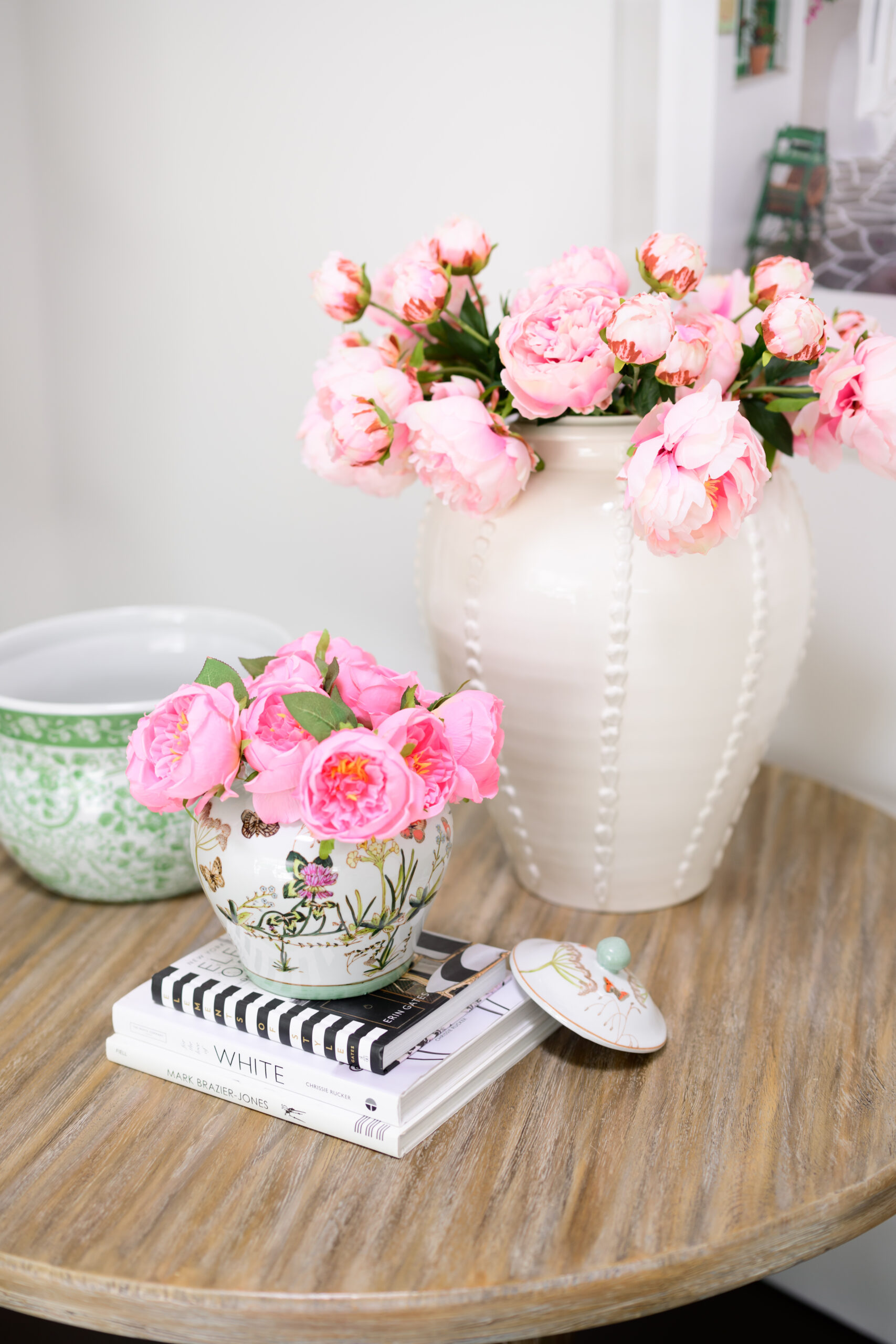 Photography Props that Speak to Your Brand 

#photography #props #audriedollins #admediagroup #admedia #contentsession #contentprops #amazonstorefront #flowers #homedecor #food #treats #coffeetablebook
